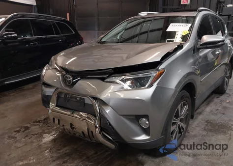 2017 Toyota Rav4 Xle z USA, uszkodzony, nr VIN 2T3RFREV4HW687943
